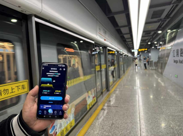 上海地铁18号线，中国电信5G-A网络已覆盖，工作人员正在进行网络测速，中国电信供图
