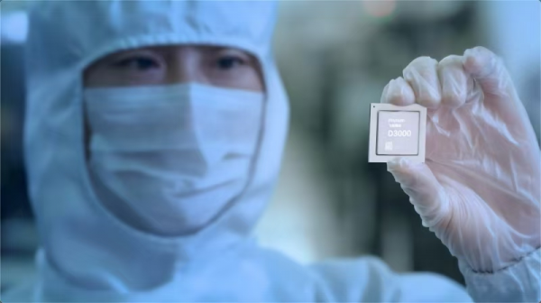 图为飞腾公司自主研发的新一代高效能桌面处理器D3000，中国电子供图