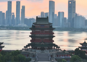 滕王阁，千载文心入新椽