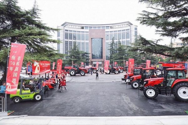图为“一拖70年・农机强国路”主题展现场