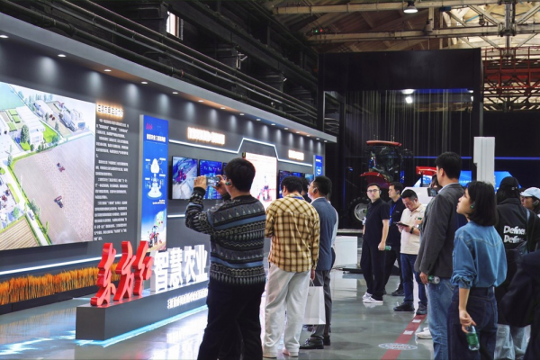 观众在中国一拖智创空间东方红智慧农业展区前参观