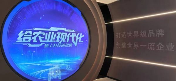 图为中国一拖农耕博物馆内展示画面