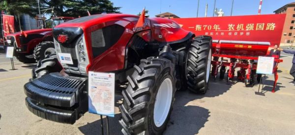 图为“一拖70年・农机强国路”主题展现场展示的无人驾驶拖拉机（上图）与免耕气力式播种机（下图）的组合协同
