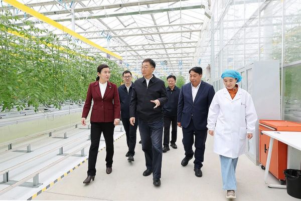 十月十八日,省委书记刘宁到潢川县水木光州未来农业集群项目,调研设施农业发展情况。 本报记者 董亮 摄