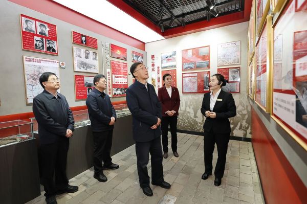 罗山县铁铺镇何家冲村是红二十五军长征出发地。