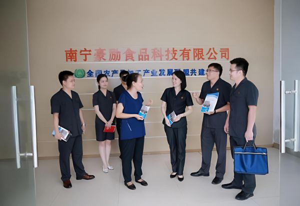 那洪片区人大代表联络站组织“三官一员”常态化深入企业开展普法宣传帮助企业解决法律问题