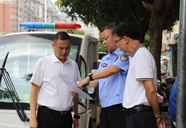 那洪街道人大代表协调江南区与五象新区相关部门召开现场协调会,听取代表建议,商讨市政道路出入口改建问题方案