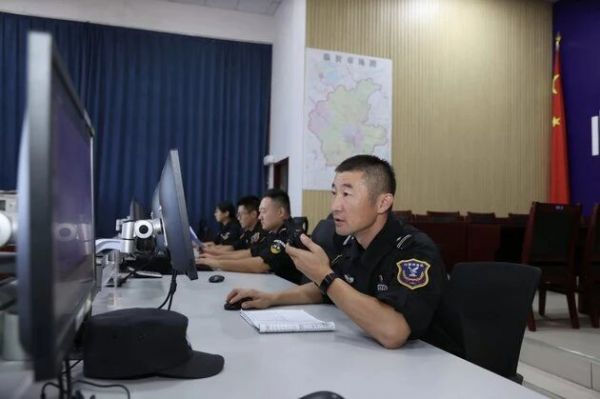 圖為宋清罡正在作戰(zhàn)指揮。