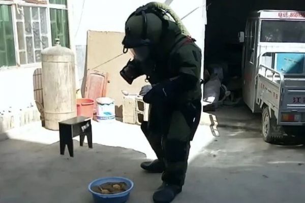 圖為宋清罡在排爆現(xiàn)場。