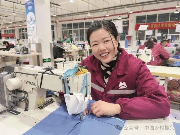 正在淮滨苏美达总厂车间工作的淮滨县谷堆乡栗园村南元组村民罗玲。