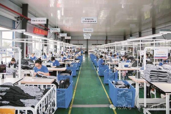 淮滨县固城乡振兴车间内,女工们正在积极生产。