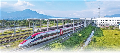 5月20日,在印度尼西亚万隆德卡鲁尔站,一列雅万高铁高速动车组列车驶出站台。
新华社记者 徐 钦摄