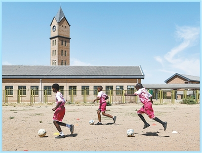 在中国援建的博茨瓦纳莫帕尼小学,学生们进行体育锻炼。
新华社记者 韩 旭摄