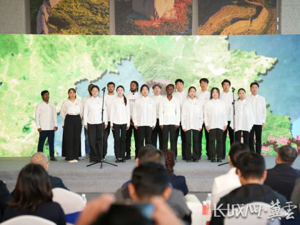 燕山大学的外国留学生与秦皇岛职业技术学院学生登台演唱。郭政 摄