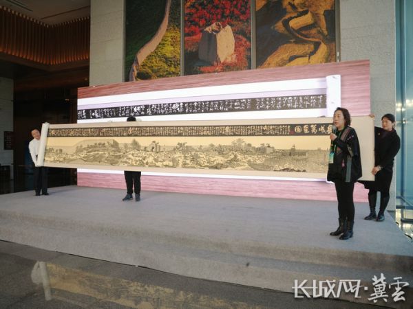 河北省非物质文化遗产传承人姜艳华介绍剪纸长卷《长城万里图》。郭政 摄