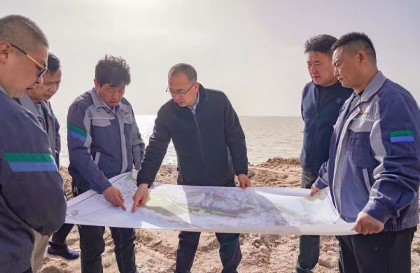 中国盐湖党委书记、董事长薛飞调研察尔汗产区资源综合利用情况