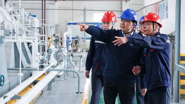 中国盐湖党委书记、董事长薛飞在察尔汗产区实地调研检查安全生产工作