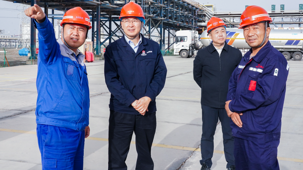 中国盐湖党委书记、董事长薛飞在所属青海汇信旗下盐湖镁业检查重大危险源管控情况