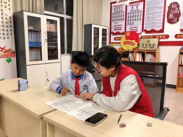 图为社区开展“志愿+一小”关爱活动