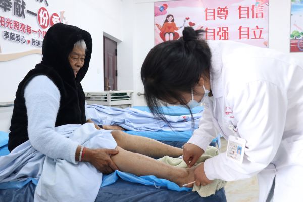 社区为老年人提供义诊服务