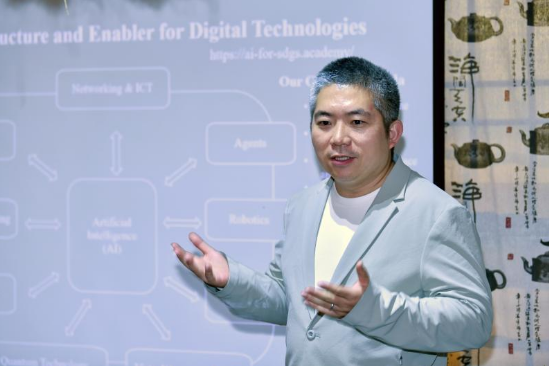 北京前瞻AI安全与治理研究院院长曾毅。人民网记者 任峰涛摄