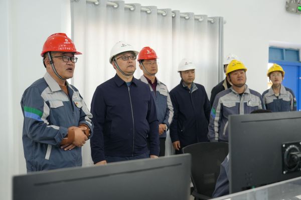 中国盐湖副总经理侯昭飞在钾肥生产中控室调研