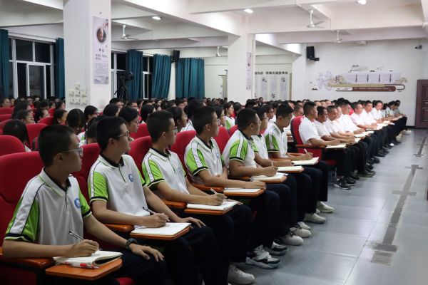 圖為編外校長為學(xué)生上思政課