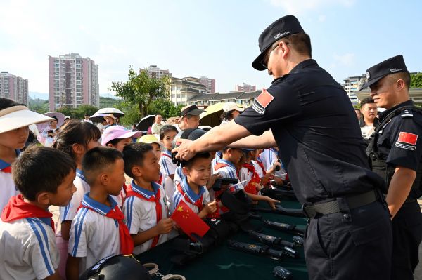圖為學(xué)生進(jìn)入警營體驗戍邊生活