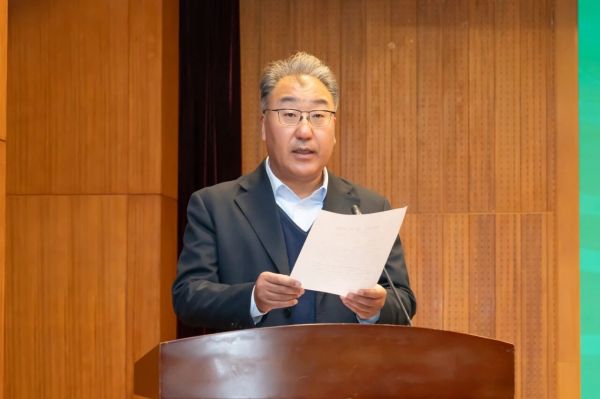 王濤強(qiáng)調(diào)，全體干部教師要認(rèn)真學(xué)習(xí)領(lǐng)會(huì)報(bào)告精神