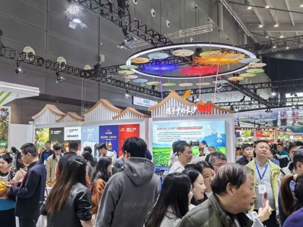 11月14日,第二十六届中国中部(湖南)农业博览会在长沙隆重启幕。湘西州龙山县携百合、脐橙、黄金茶、湘西腊肉、葛粉、茶油、辣椒酱等多款特色农产品参展。