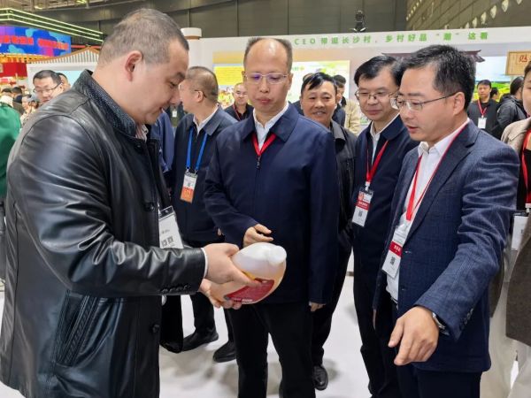 展会现场,龙山展区内农特产品分区陈列、琳琅满目