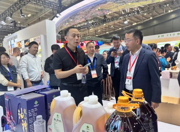 龙山农特产品能在中部农博会上大放异彩