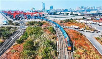 中欧班列累计开行突破12万列 