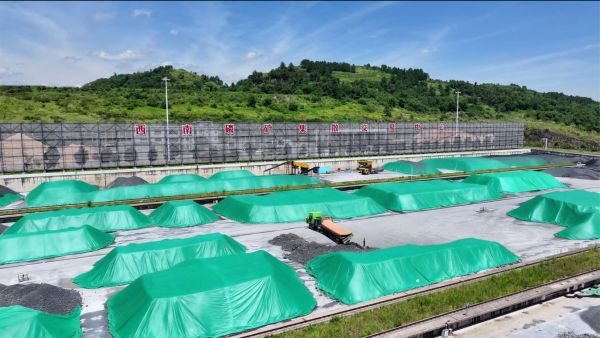 G:/E盘/2025年宣传工作/1.党委办公室/1.会议、活动、大事记方案现场照片资料记录/2.新闻宣传信息/20251204 宜宾港主港区散货吞吐量突破100万吨.docx/宜宾港志城作业区散货吞吐量首次突破100万吨图1.jpg宜宾港志城作业区散货吞吐量首次突破100万吨图1