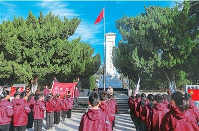 铭记苦难历史 汲取前行力量