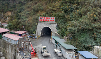 渝昆高铁最长隧道贯通