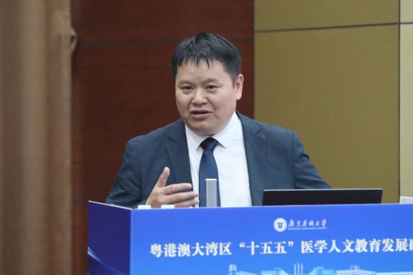 在主旨報告環節,中山大學醫學人文聯合研究院副院長、全國高等院校醫學人文研究生培養聯盟常務副理事長程瑜