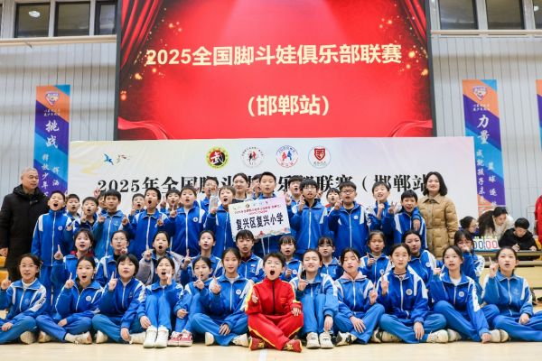 一群穿着蓝色衣服的人 AI 生成的内容可能不正确。