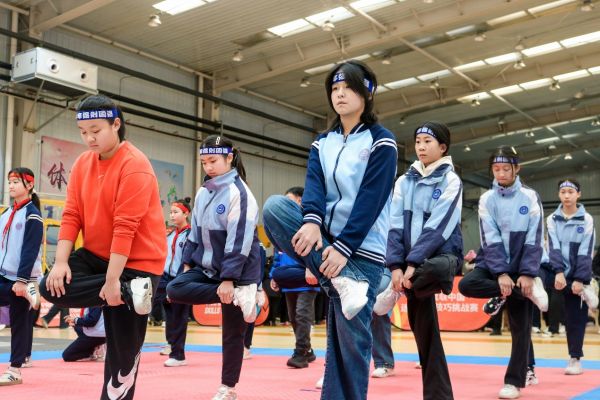 一群穿制服的人 AI 生成的内容可能不正确。