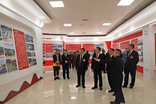 70周年成就展展厅内李建君书记向各代表团介绍