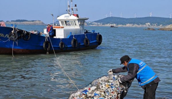 大陈岛渔民收集海洋塑料废弃物（刘星辰 摄）
