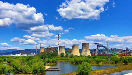 百年首钢蓝天白云（张全跃 摄）