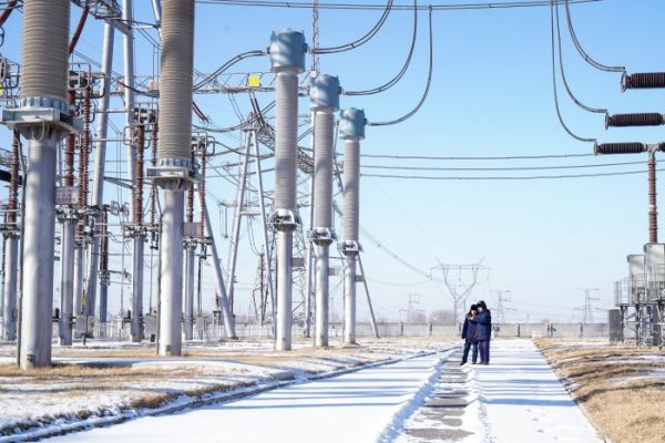 受近期负荷连创新高影响，国网辽宁超高压公司进一步加强对重要变电站、重要线路的巡查巡视工作，全力保障电网安全平稳运行。图为1月19日，该公司员工加强对500千伏王石变电站设备测温检查。范晓宇 摄