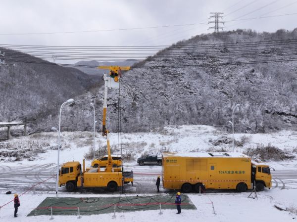 国网辽宁电力始终坚持&ldquo;能带不停&rdquo;方式高效消除输配电设备隐患，最大限度减少停电影响，全力保障冬季用电高峰期间民生取暖、企业生产可靠供电。刘金波 摄