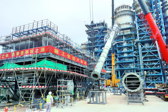 齐鲁石化鲁油鲁炼转型升级技术改造项目焦化液化气脱硫醇装置最高的一台静设备&mdash;&mdash;31.5米的液化气预水洗塔吊装就位。王敬华摄