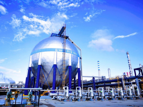 齐鲁石化100万吨/年二氧化碳回收利用装置配套存储罐区 刘芳芳摄