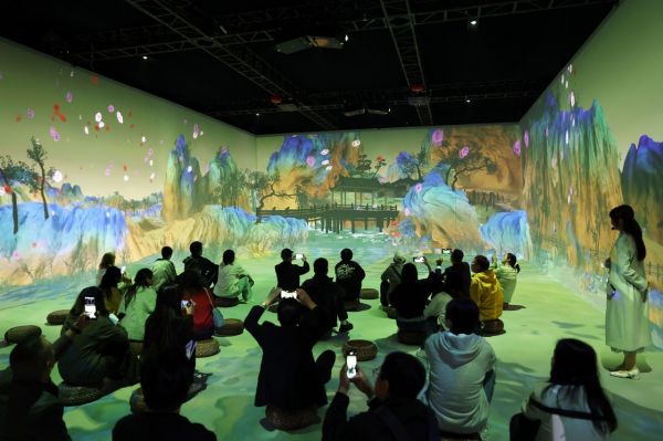 2025年&ldquo;互联网之光&rdquo;博览会上，&ldquo;中国历代绘画大系&rdquo;文化展示项目《光影丹青》成了热门打卡点，吸引许多观众沉浸式体验&nbsp;图源：潮新闻客户端