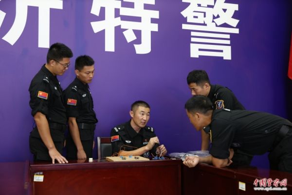 宋清罡（中）为同事讲解实战操作技能。（临沂市公安局供图）