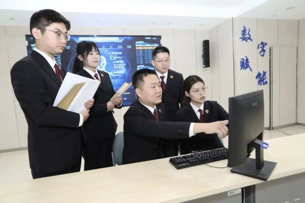 图为通州区检察院贷款诈骗大数据法律监督模型工作小组集体研讨该模型运行规则