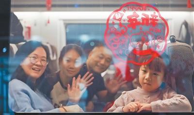 春运首日的四组镜头